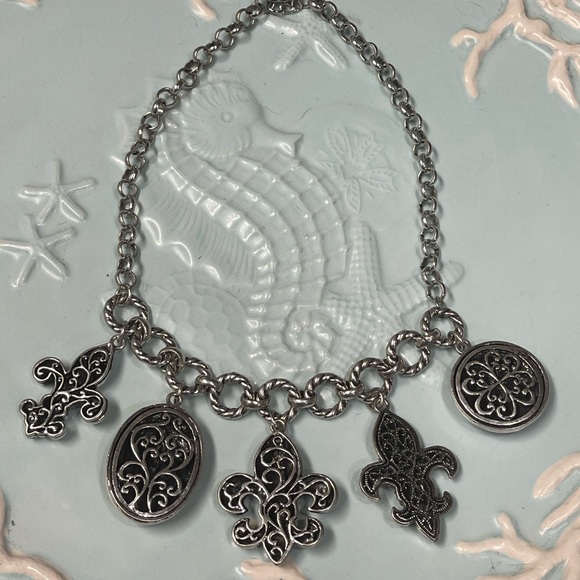 NWT! BeAuTiFuL Bold Silver Fleur de Lis Necklace! ⚜️❤️🤩 - Picture 4 of 7